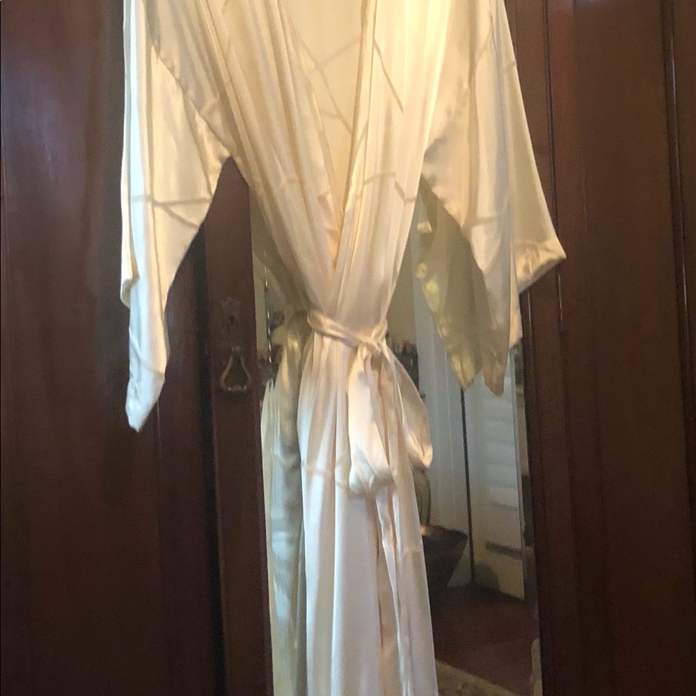 Anne Klein Ivory robe w/2 pockets. criss-cross designs, 3/4 slv,Silk & Rayon. XL